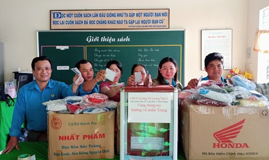 CĐCS trường tiểu học Lương Tâm 1, huyện Long Mỹ đóng góp ủng hộ đồng bào miền Trung. Ảnh: hoài Phúc
