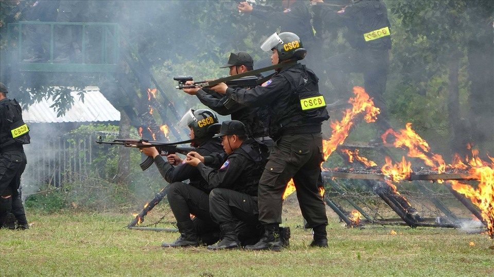 Các chiến sĩ cảnh sát cơ động phối hợp trong một tình huống giả định. Ảnh: Minh Châu