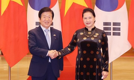 Chủ tịch Quốc hội Nguyễn Thị Kim Ngân và Chủ tịch Quốc hội Hàn Quốc Park Byeong- seug. Ảnh: TTXVN.