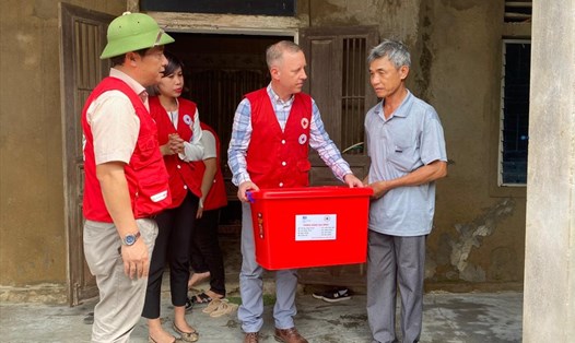 Đại sứ Anh Gareth Ward thăm hỏi và tặng quà người dân vùng lũ Quảng Bình. Ảnh: ĐSQ Anh