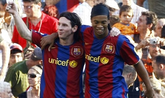 Ronaldinho là "anh thầy" lớn đối với Lionel Messi. Ảnh: AFP