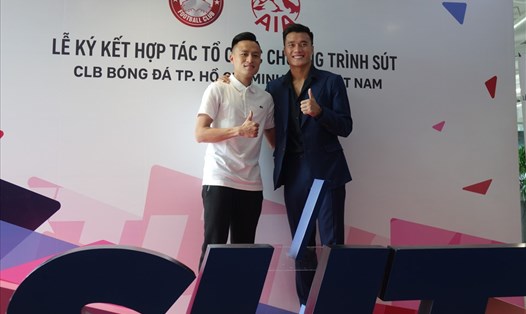 Bùi Tiến Dũng (trái) cùng Võ Huy Toàn sẽ cùng đồng hành với các chân sút nhí trong suốt chương trình. Ảnh: Nguyễn Đăng.