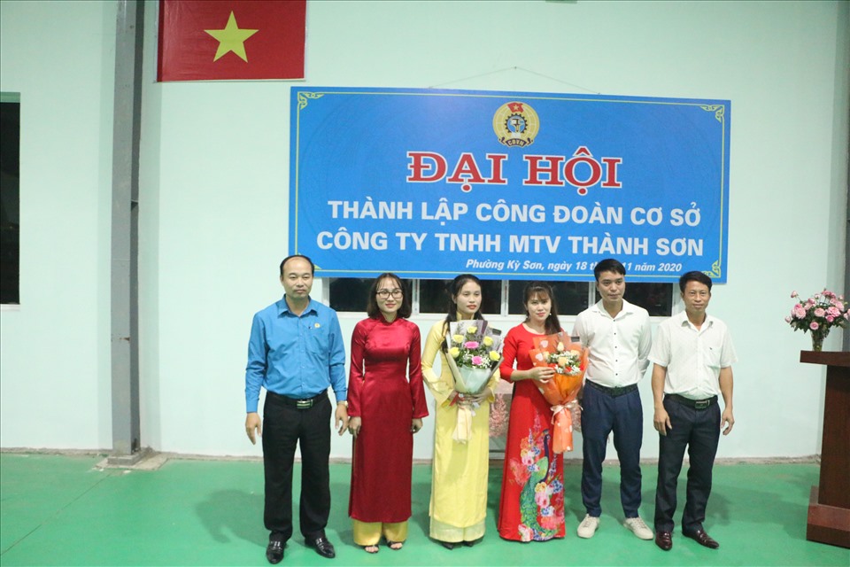 LĐLĐ thành phố Hoà Bình chúc mừng Ban chấp hành công đoàn cơ sở công ty. Ảnh: Mạnh Cường.