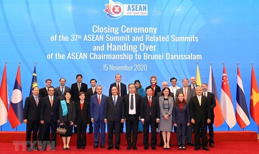 Thủ tướng Nguyễn Xuân Phúc, Chủ tịch ASEAN 2020 và các đại biểu dự lễ bế mạc Hội nghị Cấp cao ASEAN lần thứ 37, ngày 15.11.2020. Ảnh: TTXVN