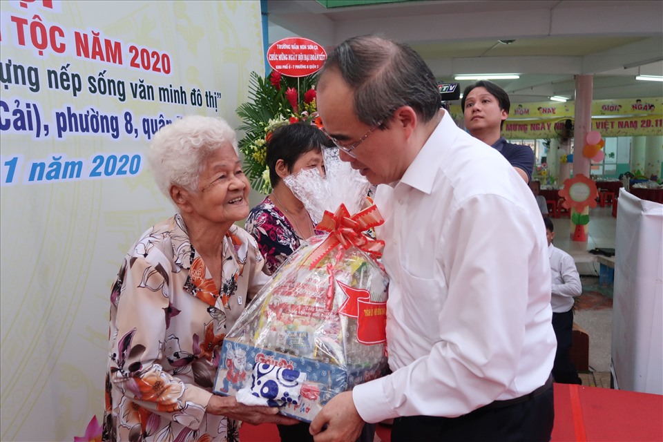 Ông Nguyễn Thiện Nhân tặng quà cho những hoàn cảnh khó khăn tại khu phố 6-7 (Phường 8, Quận 5). Ảnh: Hữu Huy