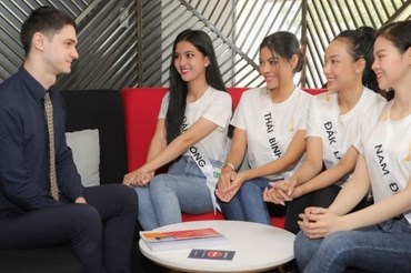 Các thí sinh trò chuyện trong phần thi tài năng của Miss Tourism Vietnam 2020. Ảnh: CTCC