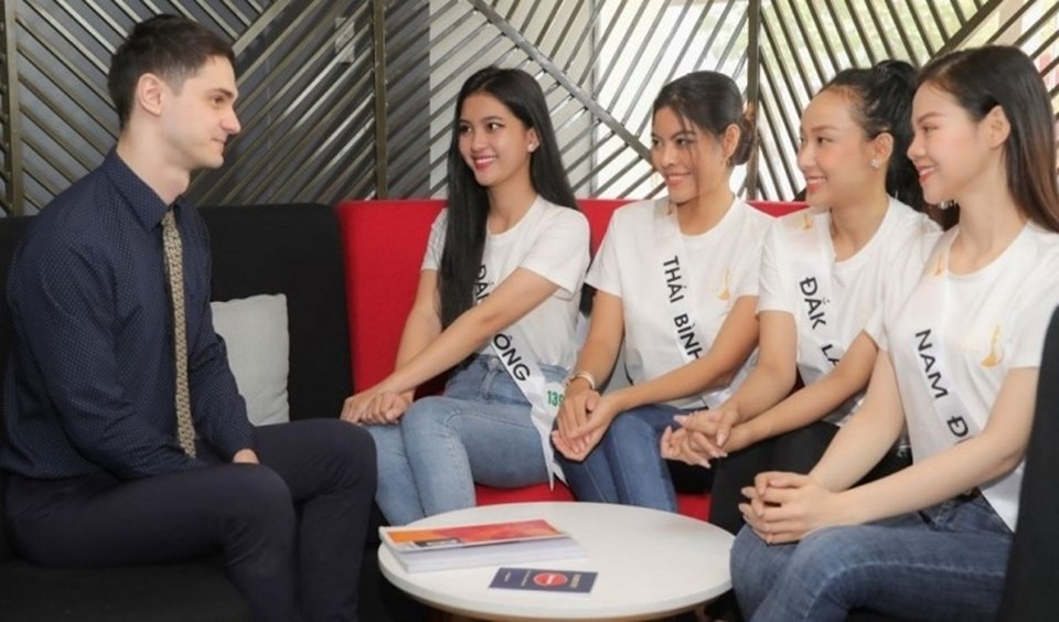 Các thí sinh trò chuyện trong phần thi tài năng của Miss Tourism Vietnam 2020. Ảnh: CTCC Các thí sinh trò chuyện trong phần thi tài năng của Miss Tourism Vietnam 2020. Ảnh: CTCC