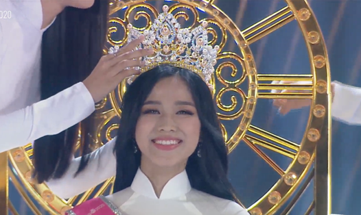 Hoa hậu Tiểu Vy trao lại vương miện cho tân Hoa hậu Đỗ Thị Hà.