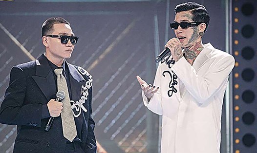 Wowy (trái) và Dế Choắt trong chung kết Rap Việt. Ảnh: Vie Channel