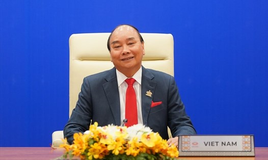 Thủ tướng Nguyễn Xuân Phúc dự lễ khai mạc Hội nghị Cấp cao APEC lần thứ 27 tại đầu cầu Hà Nội. Ảnh: VGP
