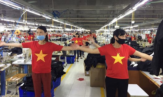 Hơn 4.500 cán bộ, công nhân Công ty TNHH Kido Vinh thường xuyên tập thể dục giữa giờ. Ảnh: Huy Khôi
