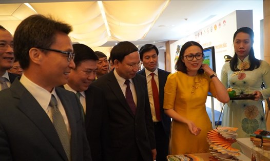 Phó Thủ tướng Vũ Đức Đam (ngoài cùng, bên trái) tham quan các gian hàng triển lãm tại Hội nghị liên kết phát triển du lịch giữa TPHCM và 8 tỉnh Đông Bắc. Ảnh: Nguyễn Hùng