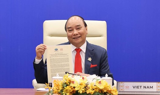 Thủ tướng Nguyễn Xuân Phúc dự Hội nghị Cấp cao APEC lần thứ 27 tại đầu cầu Hà Nội. Ảnh: BNG