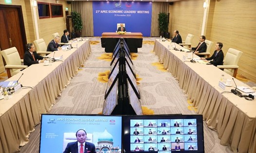 Thủ tướng Nguyễn Xuân Phúc tham dự Hội nghị Cấp cao APEC lần thứ 27 từ đầu cầu Hà Nội. Ảnh: BNG