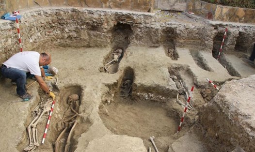 Các nhà khảo cổ học tìm thấy 400 ngôi mộ trong một nghĩa địa Hồi giáo cổ đại. Ảnh: El Patiaz.