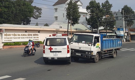 Xe cấp cứu đến trước cổng Bệnh viện Đa khoa tỉnh Bình Dương thì bị tai nạn.Ảnh: Đình Trọng