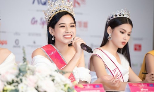 Hoa hậu Đỗ Thị Hà xuất hiện rạng rỡ sau đêm đăng quang. Ảnh: SV.