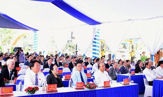 Thủ tướng Chính phủ Nguyễn Xuân Phúc dự lễ khởi công dự án cải tạo đường 359 ở Hải Phòng. Ảnh HP