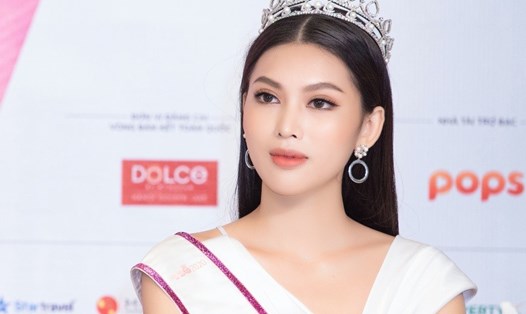 Á hậu 2 Hoa hậu Việt Nam 2020 Nguyễn Lê Ngọc Thảo trả lời truyền thông. Ảnh: SV.