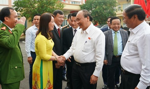 Thủ tướng Nguyễn Xuân Phúc với các cử tri huyện An Lão (Hải Phòng) ngày 21.11. Ảnh: HT