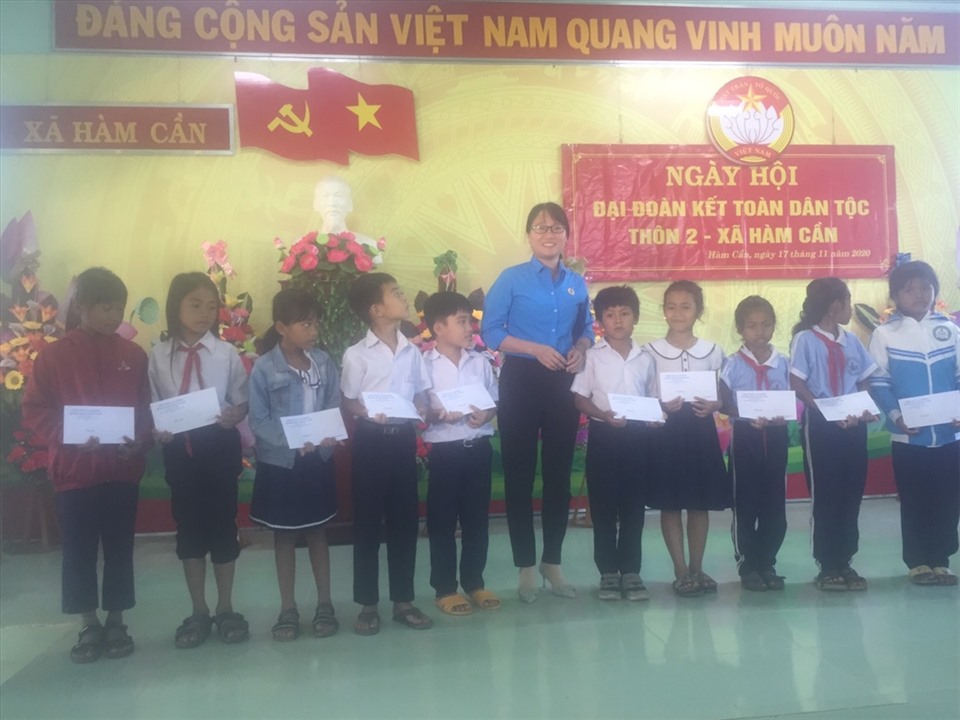 LĐLĐ huyện Hàm Thuận Nam tặng quà cho học sinh nghèo hiếu học. Ảnh: Công đoàn Bình Thuận