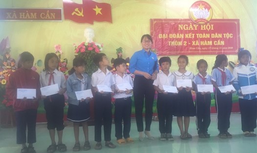 LĐLĐ huyện Hàm Thuận Nam tặng quà cho học sinh nghèo hiếu học. Ảnh: Công đoàn Bình Thuận