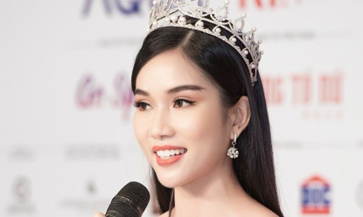 Á hậu 1 Hoa hậu Việt Nam 2020 Phạm Ngọc Phương Anh trả lời phỏng vấn báo chí. Ảnh: SV.
