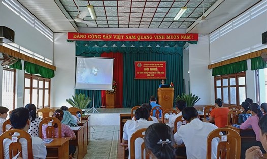 LĐLĐ huyện Tánh Linh tập huấn nghiệp vụ cho 204 cán bộ công đoàn. Ảnh: Công đoàn Bình Thuận