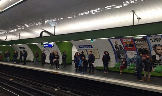 Người dân Paris đứng chờ tại ga tàu điện ngầm. Ảnh: Hoài Thương.