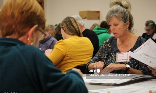 Các quan chức bầu cử tiểu bang Wisconsin cáo buộc các quan sát viên của ông Trump làm cản trở việc kiểm đếm lại phiếu. Ảnh: AFP