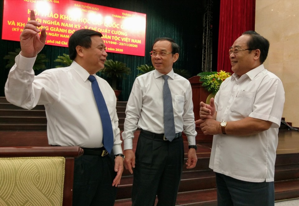 Bí thư Thành uỷ Nguyễn Văn Nên (giữa) trò chuyện các đại biểu dự hội thảo. Ảnh: Minh Quân