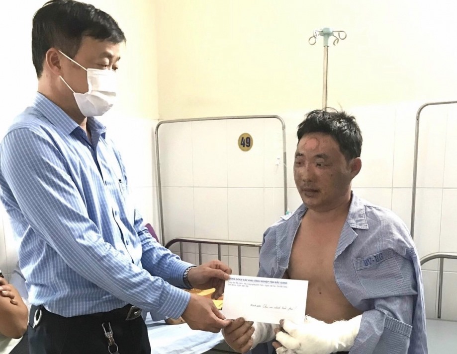 Ông Ngô Đức Thắng – Chủ tịch Công đoàn Các khu công nghiệp tỉnh Bắc Giang thăm hỏi, động viên CNLĐ nhanh khỏi bệnh. Ảnh: Mai Liên.