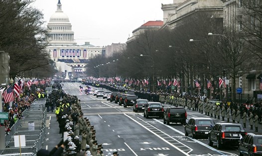 Đoàn xe chở Tổng thống chạy trên Đại lộ Pennsylvania tới Điện Capitol ngày 20.1.2017 trong lễ nhậm chức của Tổng thống Mỹ thứ 45 Donald Trump. Ảnh: AP