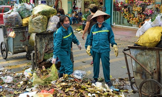 Rác thải ùn ứ ở phố Yên Phụ được phóng viên Lao Động ghi nhận. Ảnh: Tùng Giang