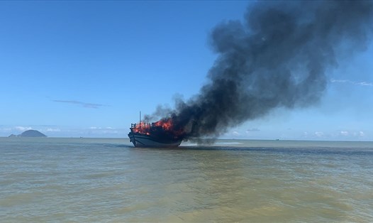 Tàu chở khách bốc cháy giữa biển. Ảnh: Bộ đội Biên phòng