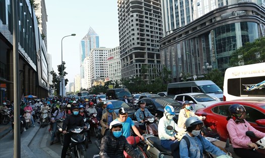 Hàng loạt toà chung cư cao tầng mọc lên dọc tuyến đường Lê Văn Lương (Hà Nội) gây áp lực lớn lên giao thông. Ảnh: Hải Nguyễn