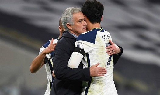 Mourinho chia sẻ niềm vui với Son Heung-min trong chiến thắng trước Man City. 
Ảnh: Premier League