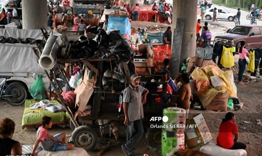 Người dân San Pedro Sula của Honduras phải trú ẩn dưới gầm cầu ngay cả khi bão Iota đã qua đi. Ảnh: AFP