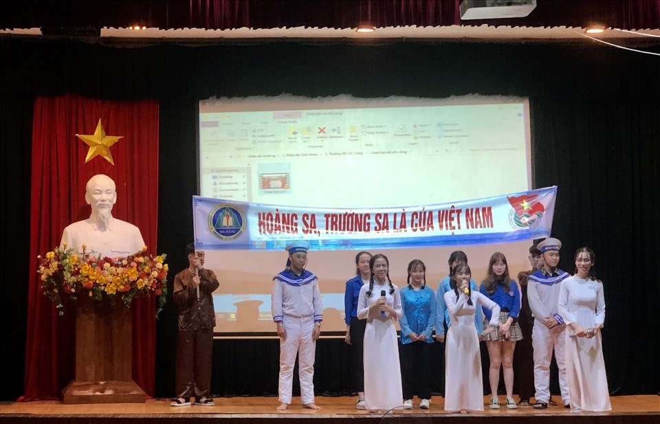 Cuộc thi “Tìm hiểu về Hoàng Sa - Biển đảo quê hương” là hoạt động thiết thực giúp học sinh thể hiện sự hiểu biết của mình về lịch sử quần đảo Hoàng Sa. Cuộc thi “Tìm hiểu về Hoàng Sa - Biển đảo quê hương” là hoạt động thiết thực giúp học sinh thể hiện sự hiểu biết của mình về lịch sử quần đảo Hoàng Sa.