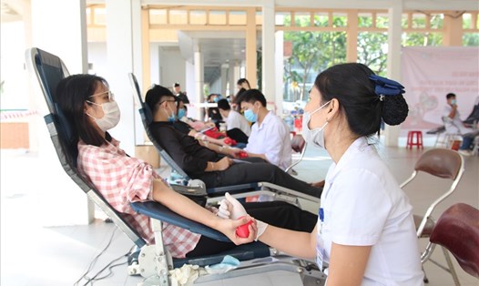 Đông đảo Sinh viên Trường ĐH Kinh tế - ĐH Đà Nẵng tham gia hiến máu tình nguyện