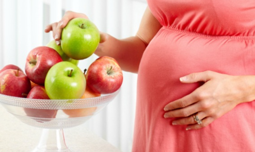 Ăn táo sẽ có lợi cho sức khỏe của mẹ và thai nhi. Ảnh nguồn: AFP.
