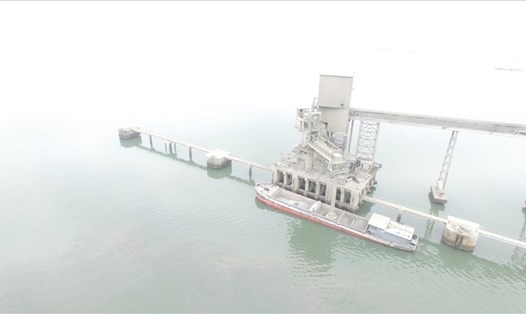 Cảng bốc, dỡ xi măng, clinker của Nhà máy xi măng Hạ Long vươn ra giữa vịnh Cửa Lục. Ảnh Nguyễn Hùng