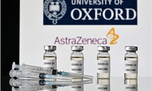 Vaccine COVID-19 của AstraZeneca và Đại học Oxford phát triển được công bố là có công hiệu hơn 70%. Ảnh: AFP.