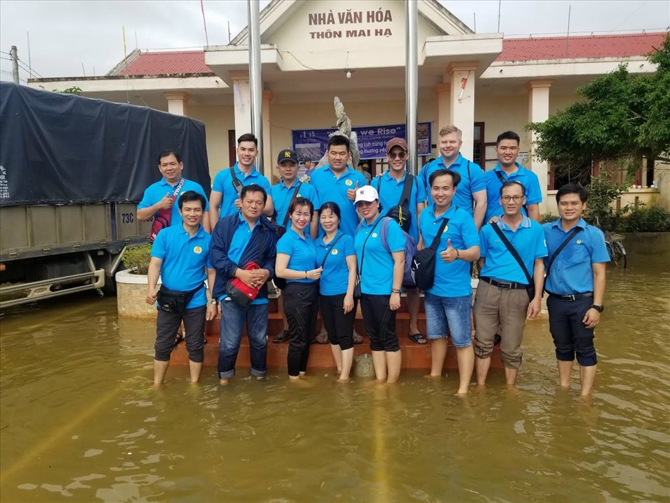 Công đoàn viên, người lao động Cty ChingLuh mang cả tấm lòng đến với bà con vùng lũ miền Trung. Ảnh: C.L