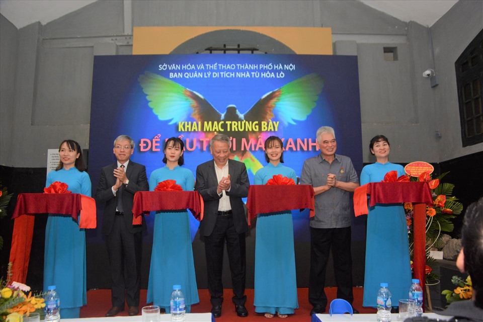 Lễ cắt băng khai mạc trưng bày "Để bầu trời mãi xanh" kỷ niệm 48 năm trận Điện Biên Phủ trên không và 25 năm quan hệ Việt Nam - Hoa Kỳ, tại Di tích Nhà tù Hỏa Lò. Ảnh: BTC