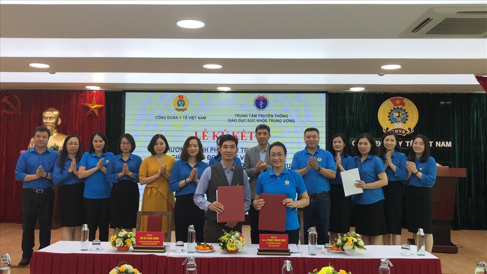 Công đoàn Y tế Việt Nam phối hợp cùng Trung tâm Truyền thông Giáo dục sức khoẻ Trung ương ký hợp tác truyền thông. Ảnh: Bảo Hân.
