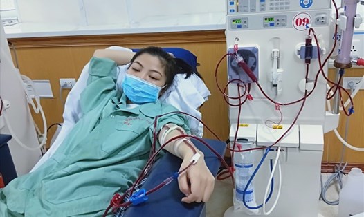 Con chị Phạm Thị Khuyến đang chạy thận tại bệnh viện. Ảnh: Bảo Hân