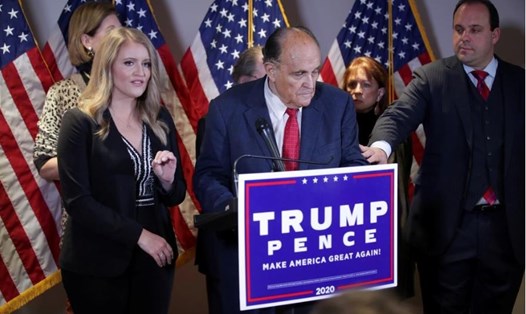 Nhóm pháp lý của chiến dịch ông Donald Trump trong một cuộc họp báo về kết quả bầu cử Tổng thống Mỹ 2020 tại Washington, Mỹ hôm 19.11. Ảnh: AFP