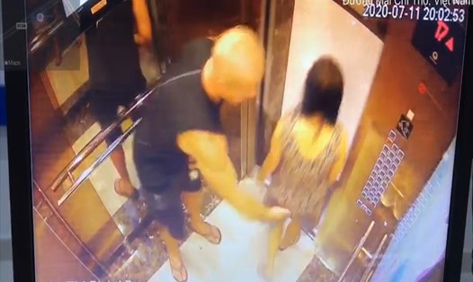 Người đàn ông ngoại quốc vỗ mông phụ nữ trong thang máy, và với mức phạt 200 ngàn.
