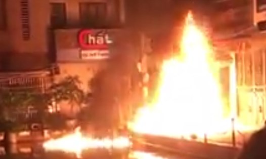 Hình ảnh ngọn lửa xuất phát từ hành vi ném xăng của người đàn ông trung niên tại phố Triều Khúc, huyện Thanh Trì, Hà Nội. Ảnh cắt từ clip.